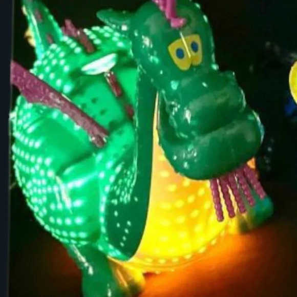 Disney 50th main street electrical parade dragon elliot popcorn bucket - Picture 4 of 15